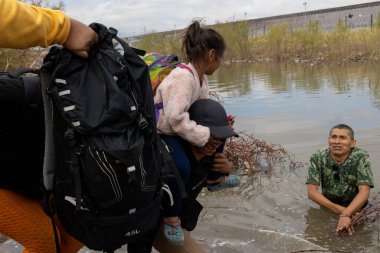 Rio Grande 'deki göçmenler, Ciudad Juarez, sınır geçişini bekliyorlar..