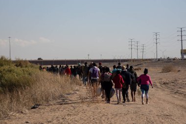 Göçmenler sığınma talebiyle Ciudad Juarez sınırına doğru ilerliyor..