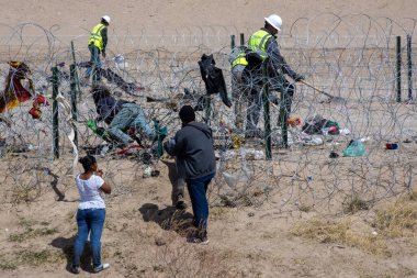 İşçiler Ciudad Juarez sınır çitindeki enkazı temizliyor, ortak bir göç yolu..