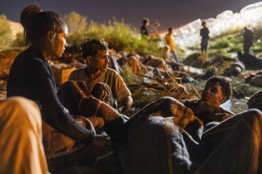 Siviller geceleri Ciudad Juarez 'de dikenli tel örgülerle göç sorunlarını tartışıyor..