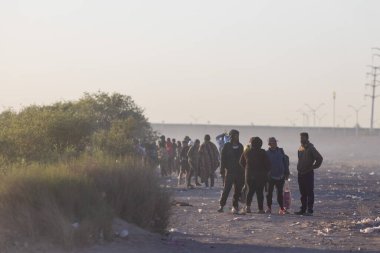 Siviller şafakta Ciudad Juarez sınır çitinin orada toplanarak göç sorunlarını vurguluyorlar..