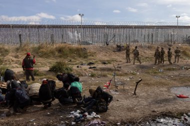Ciudad Juarez sınırındaki enkaz yüklü siviller ordu tarafından izleniyor..