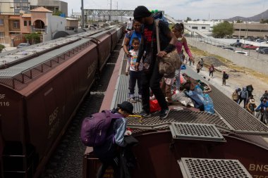 Aileler, göç yollarının kilit noktası olan Ciudad Juarez 'deki sabit trenlerde geziniyorlar..