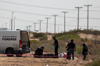 Adli tıp ekibi Ciudad Juarez 'deki bir suç mahallini araştırıyor. Şehir içi şiddetin kol gezdiği bir şehir..