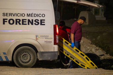 Ciudad Juarez 'deki bir gece olay yerinde adli tıp ekibi, şehir şiddeti sonrası....