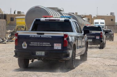 Şehir içi şiddete maruz kalan Ciudad Juarez polis konvoyu devriye geziyor.