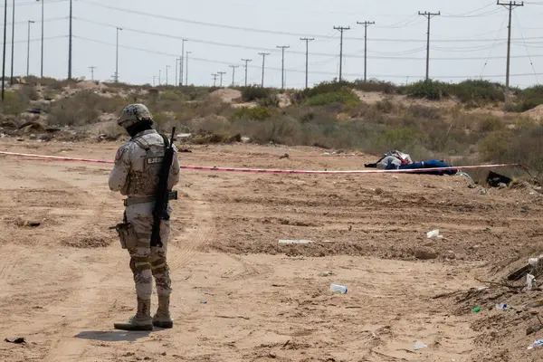 Asker, Ciudad Juarez çölündeki bir suç mahallini izliyor ve kentin kentsel şiddetle mücadelesini yansıtıyor..