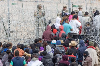 Siviller Ciudad Juarez sınır çitlerinde toplandı, güvenlik önlemleri altında üniformalı personelle karşı karşıya geldiler..