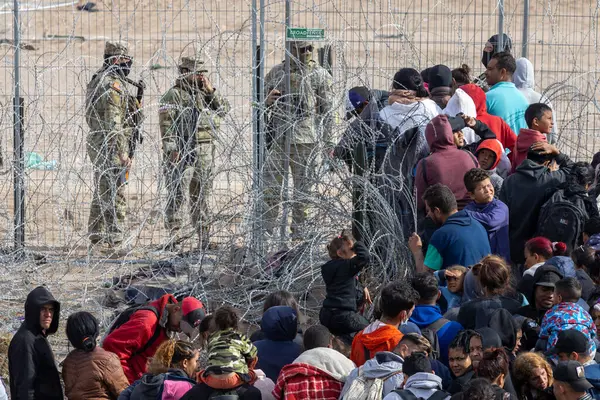 Siviller Ciudad Juarez sınırında, askeri gözetim altında, göç gerginliği içinde bekliyorlar..