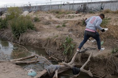 Ciudad Juarez sınırı yakınlarındaki geçici bir köprüde gezinen bir adam, ABD-Meksika sınırındaki göç sorunlarının dokunaklı bir sembolü..