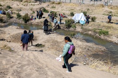 Göçmenler, Ciudad Juarez yakınlarında kamp kurdular. Sığınma ve geçiş fırsatları arıyorlar..