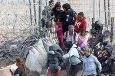 Ciudad Juarez sınırında çocuklu aileler göç krizinin ortasında eşyalarını taşıyorlar..