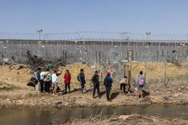 Siviller, önemli bir göç noktası olan Ciudad Juarez 'de bir sınır çitinin yanında toplandılar..