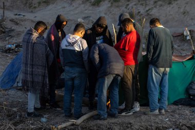 Ciudad Juarez kampında göçmenler çadır ateşi yaktı..