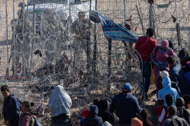 Siviller Ciudad Juarez sınırında akordeon telleriyle çevrili geçici barınakların altında bekliyor..