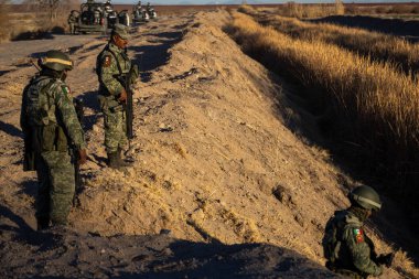 Ciudad Juarez yakınlarında askeri personel devriyesi sınır kapılarını gözleyecek..