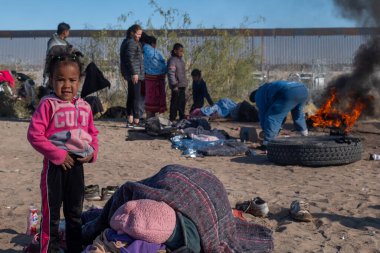 Çocuklar da dahil olmak üzere siviller, Ciudad Juarez sınırındaki geçici bir kampta toplanarak göç sorunlarını ön plana çıkardılar..