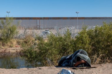 Göçmenler Ciudad Juarez 'deki ABD-Meksika sınırında dinleniyor..