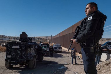 Güvenlik güçleri Ciudad Juarez yakınlarındaki sınırı izliyor. Göç sorunları için önemli bir nokta..