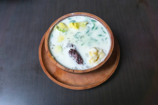 Avocado cendol is a fresh drink consumed in hot weather. Not to mention the cold and sweet taste that melts on the tongue.