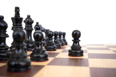 Cesur bir ordu önce savaşa başlar, bir adım ileri siyah satranç taşları..