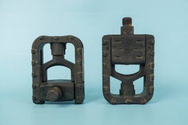 Katlanan bisiklet pedalları, katlanan bisikletin bir parçası, mavi arka planda izole edilmiş..