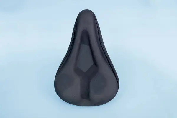 Bisiklet eyeri örtüsü, bisikletin bir parçası, mavi arka planda izole edilmiş..