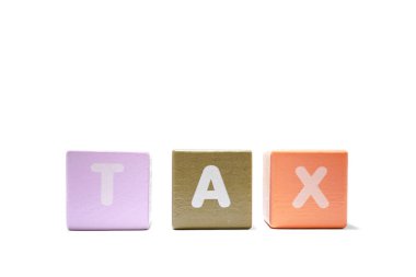 Beyaz arkaplanda izole edilmiş renkli ahşap metin vergisi.