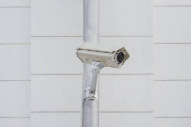 Metal direklerdeki CCTV kameraları, suç soruşturması ve önleme kanıtları izlemek, gözlemlemek ve kaydetmek için bina duvarlarına zarar vermesin diye..