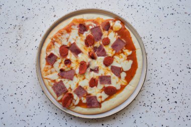 Beyaz arka planda et severler pizzasının üst görüntüsü