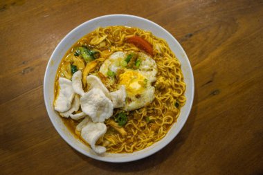 Yumurta, doğranmış tavuk ve krakerle kaplı Cava godok eriştesi..