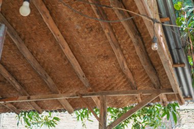 Doğal çatı malzemesi, geleneksel evlerin bambu çatı yapısı olan ustalar tarafından örülmüş bambudan yapılmıştır.