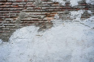 Kırık alçılı eski kırmızı tuğla duvar, eski duvarda kırık tuğla döşeme, yıpranmış tuğla duvar, Boşluğu Kopyala.