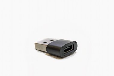 USB tip-C 'nin makro görüntüsü USB tip-A adaptörüne, beyaz arkaplan üzerinde izole edilmiş.