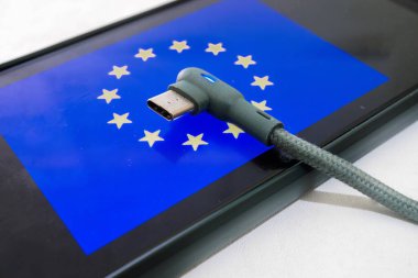 Avrupa Birliği bayrağı ve USB C tipi şarj cihazı Avrupa Parlamentosu 'nun genel kurulunda onaylanan tek USB tipi C tipi şarj cihazı.