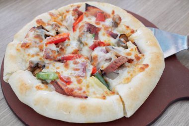 Bir pan pizza diğer pizzalardan daha küçük dört dilime ayrılır..