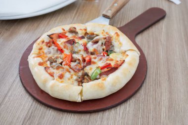 Bir pan pizza diğer pizzalardan daha küçük dört dilime ayrılır..