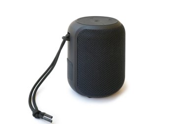 Portatif Kablosuz Hoparlör Beyaz Arkaplanda izole edildi. Çizgili Doku ve Kontrol Düğmeleri ile Siyah Ses Hoparlörü.