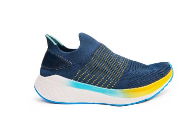 Mavi koşu ayakkabıları çok hafif ve giymesi çok rahat beyaz arka planda izole.