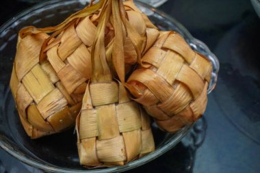 Ketupat Rice Dumpling Special Dish, Bayram Mübarek 'te servis ediliyor. Ketupat, Genç Hindistancevizi Yaprakları Kutlaması 'nda pilav pişiriyor. Popüler Malay ve Endonezya geleneksel Syawal yemekleri