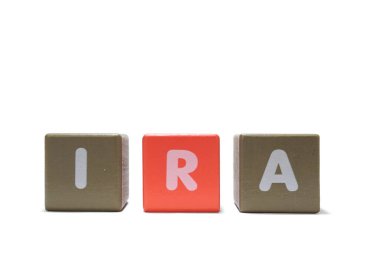 Beyaz arkaplanda izole edilmiş renkli ahşap üzerinde IRA Bireysel Emeklilik Hesabı.