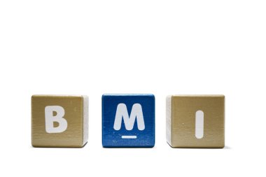 Beyaz arkaplanda izole edilmiş renkli ahşap üzerine BMI Gövde Kütle İndeksi metin.