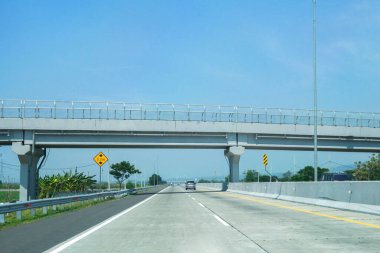 Aşağıdaki paralı yolu geçen kamu köprüsü.