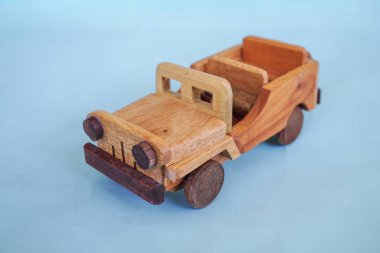 Tahta oyuncak araba mavi arka planda izole edilmiş..