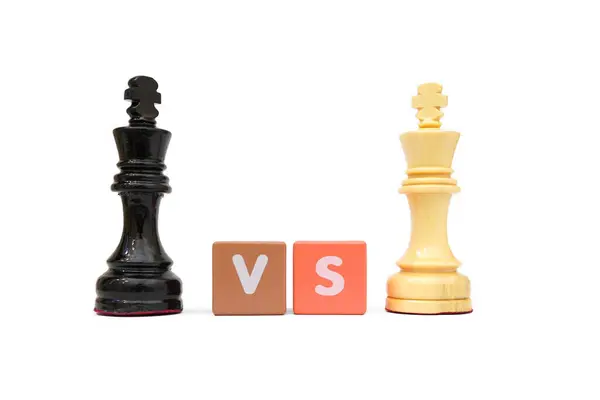 Satrançta krala karşı kralın yakın plan çekimi ve beyaz arka planda izole edilmiş VS ahşap metin.