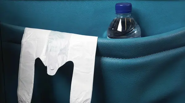 Deri koltuk çantaları plastik torbalar ve plastik şişeler içerir.