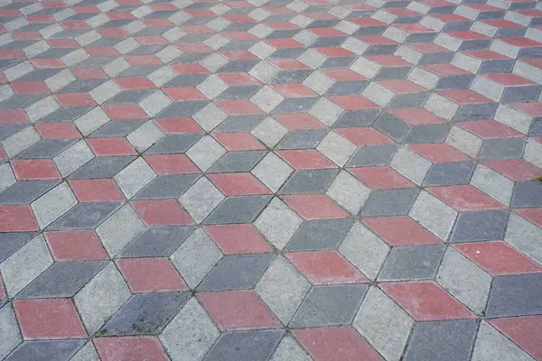 Şehir parkı kaldırımında küp şeklinde altıgen arkaplan.