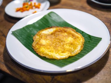 Muz yapraklarıyla servis edilen omlet.