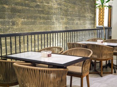 Sandalye manzarası, ahşap, bambu, rattan ve açık hava restoranındaki masalar.