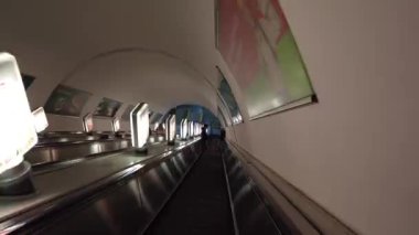 Metro istasyonunda merdiven değiştiriyorum, Almaty metrosu. Yüksek kalite 4k görüntü